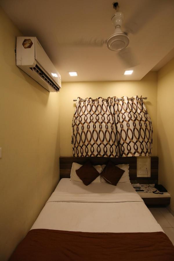 Airport Metro Hotel Mumbai Exterior foto